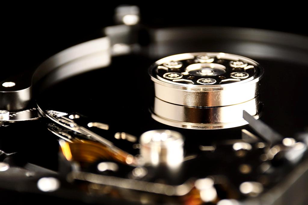 Quantum storage device with glowing particles representing quantum states