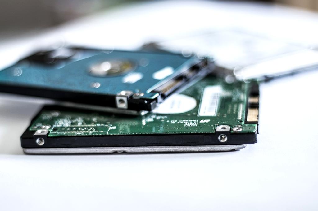 Diagram explaining SSD components and data flow